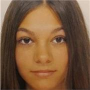 Studentessa di quinta superiore che impartisce lezioni di matematica a bambini delle elementari/medie